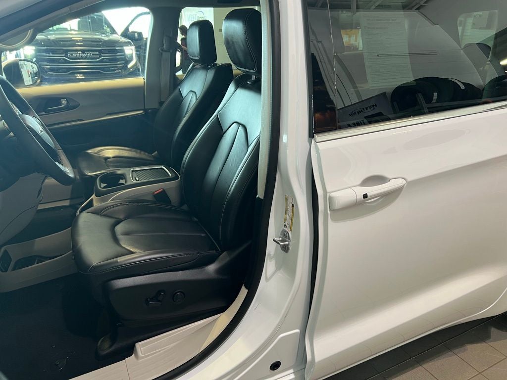 2023 Chrysler Pacifica Hybrid Touring L