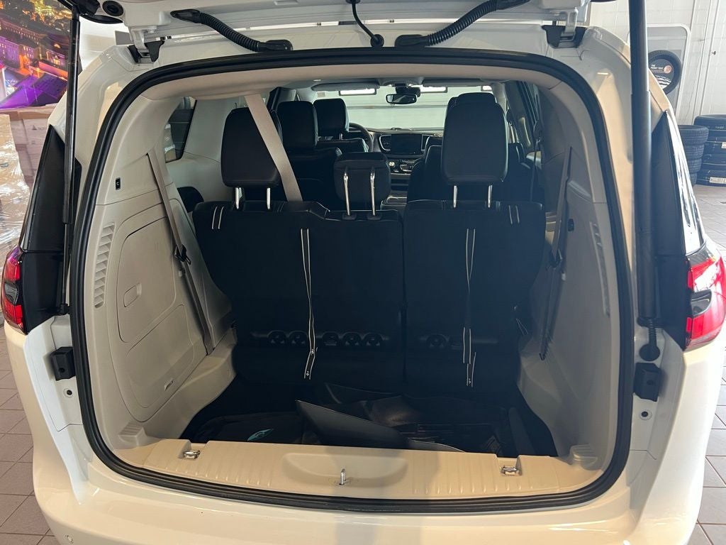 2023 Chrysler Pacifica Hybrid Touring L