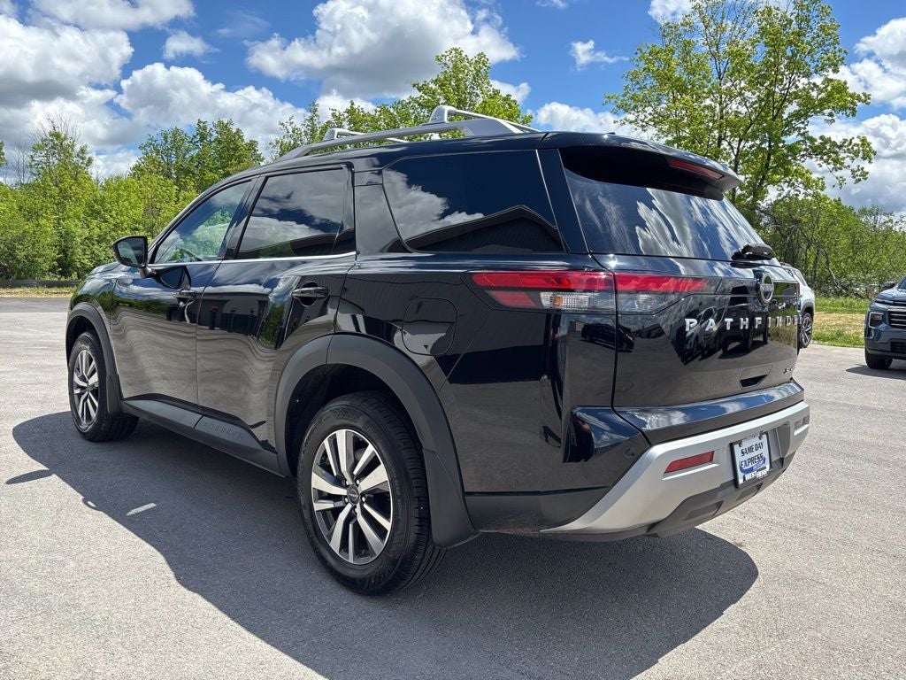 2024 Nissan Pathfinder SL
