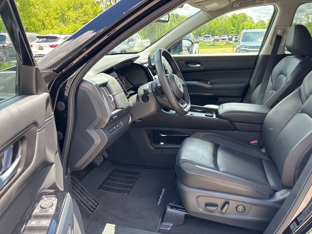 2024 Nissan Pathfinder SL