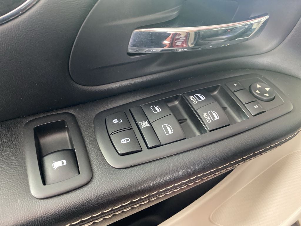2016 Chrysler Town & Country Touring