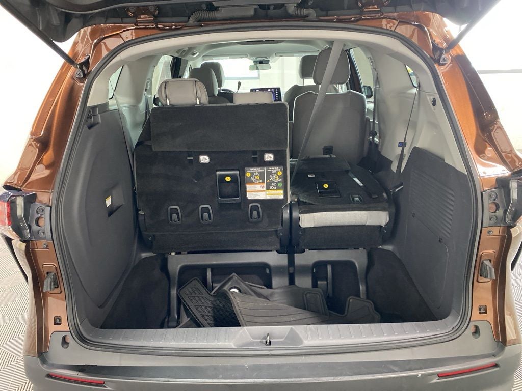 2022 Toyota Sienna LE 8 Passenger