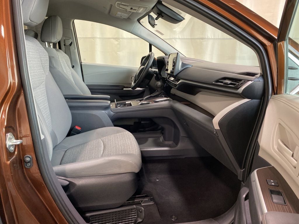 2022 Toyota Sienna LE 8 Passenger