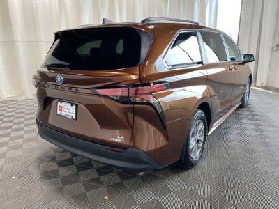 2022 Toyota Sienna LE 8 Passenger
