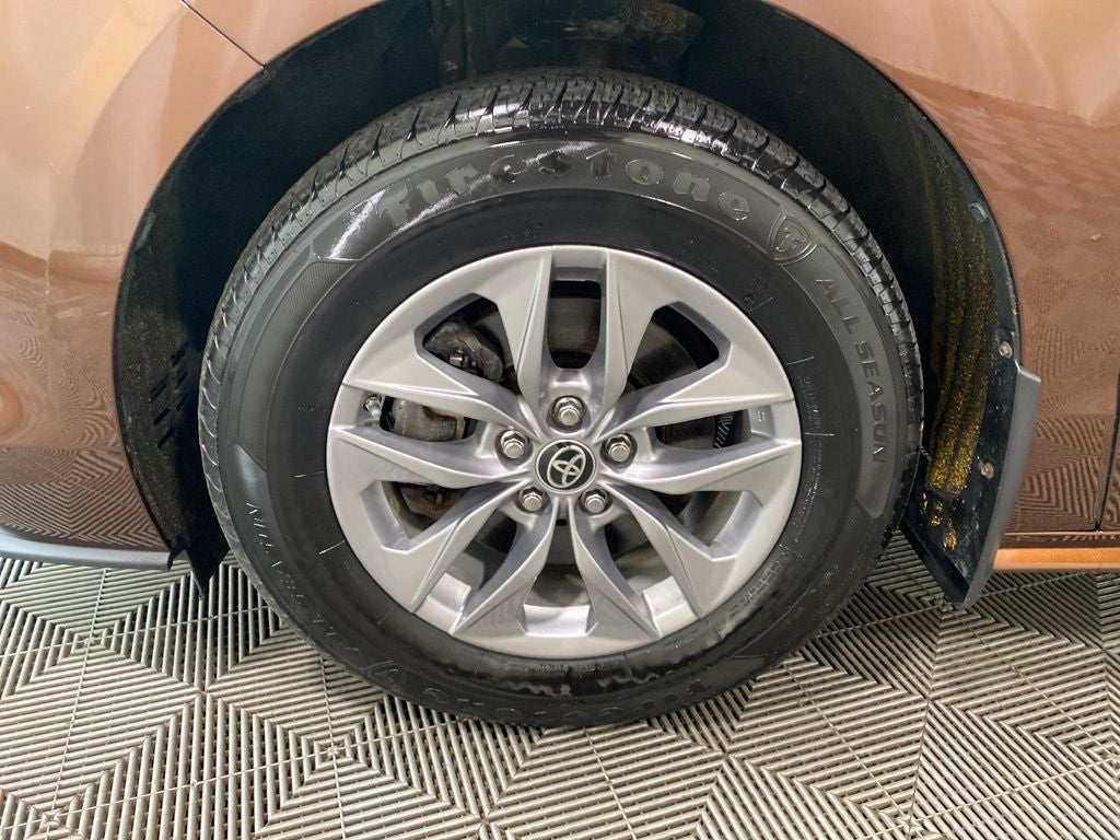 2022 Toyota Sienna LE 8 Passenger