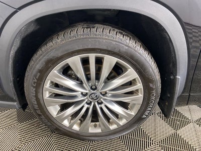 2023 Toyota Highlander Hybrid Platinum