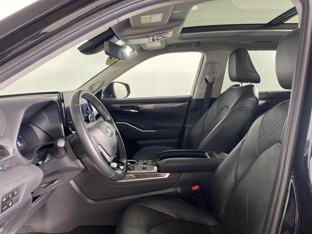 2023 Toyota Highlander Hybrid Platinum