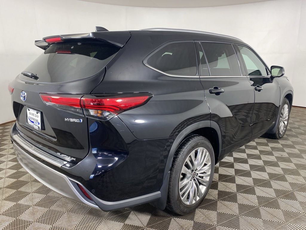 2023 Toyota Highlander Hybrid Platinum