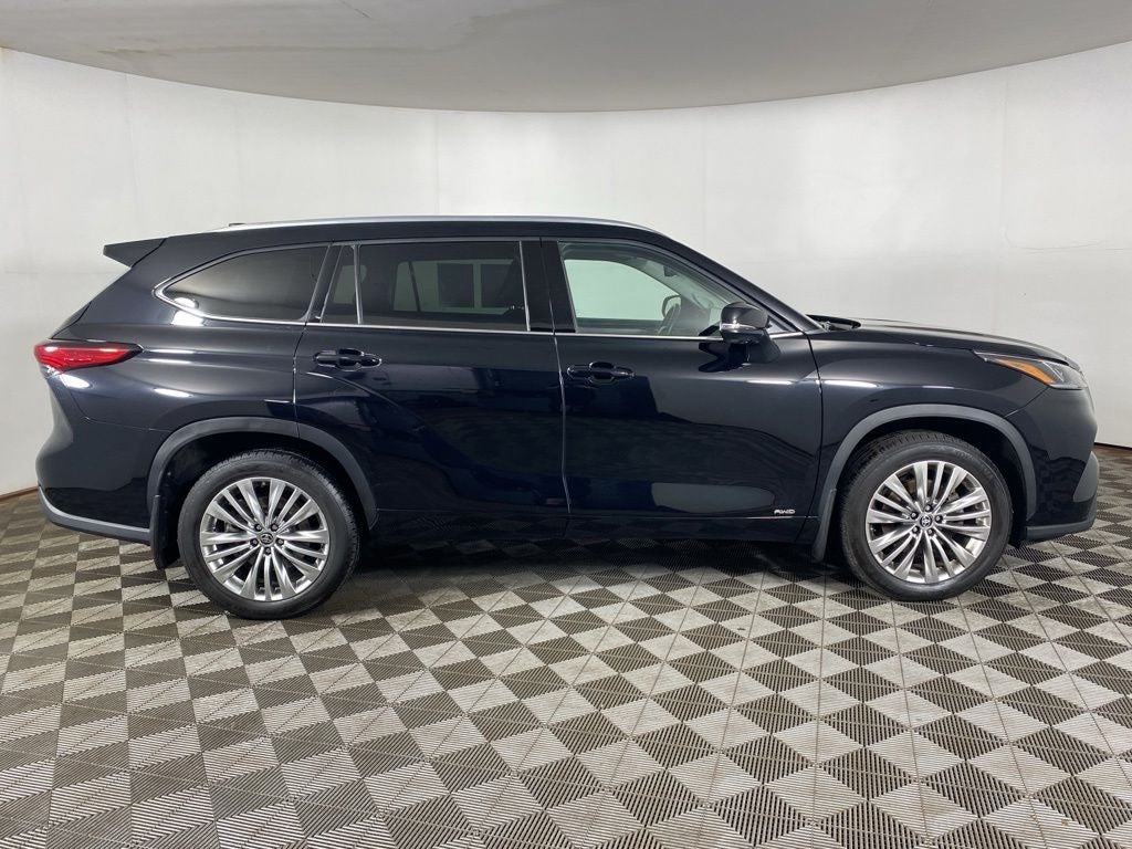 2023 Toyota Highlander Hybrid Platinum