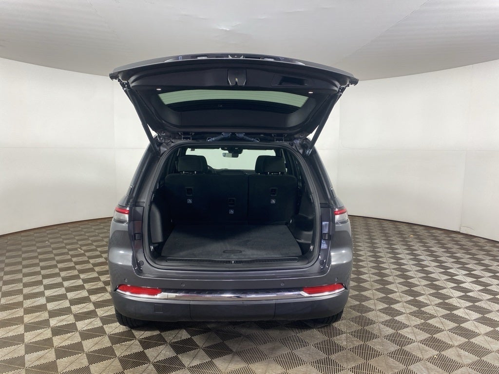 2025 Jeep Grand Cherokee Laredo 4x4