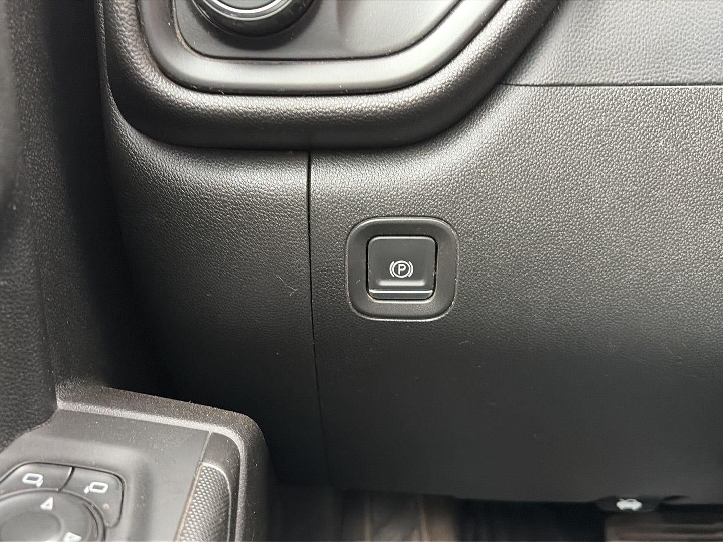 2020 Chevrolet Silverado 1500 4WD Double Cab Standard Bed Custom