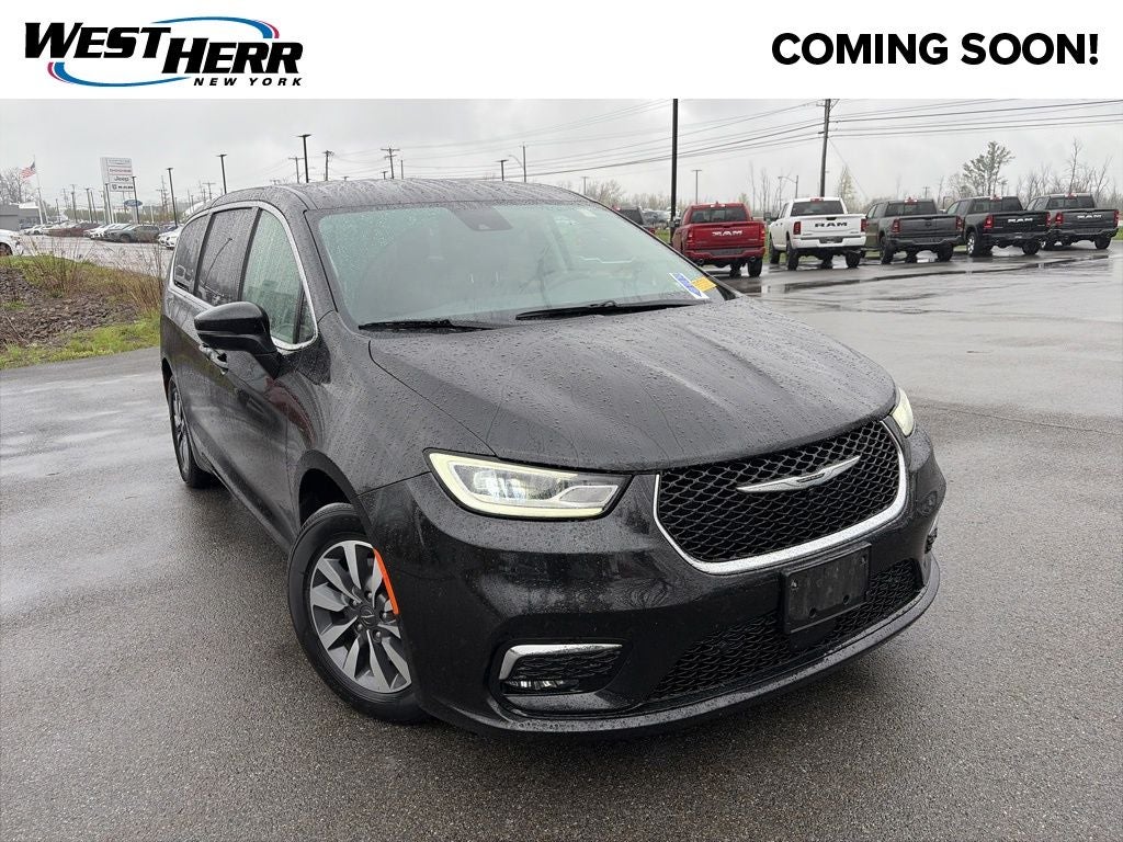 2023 Chrysler Pacifica Hybrid Touring L Hybrid's photo