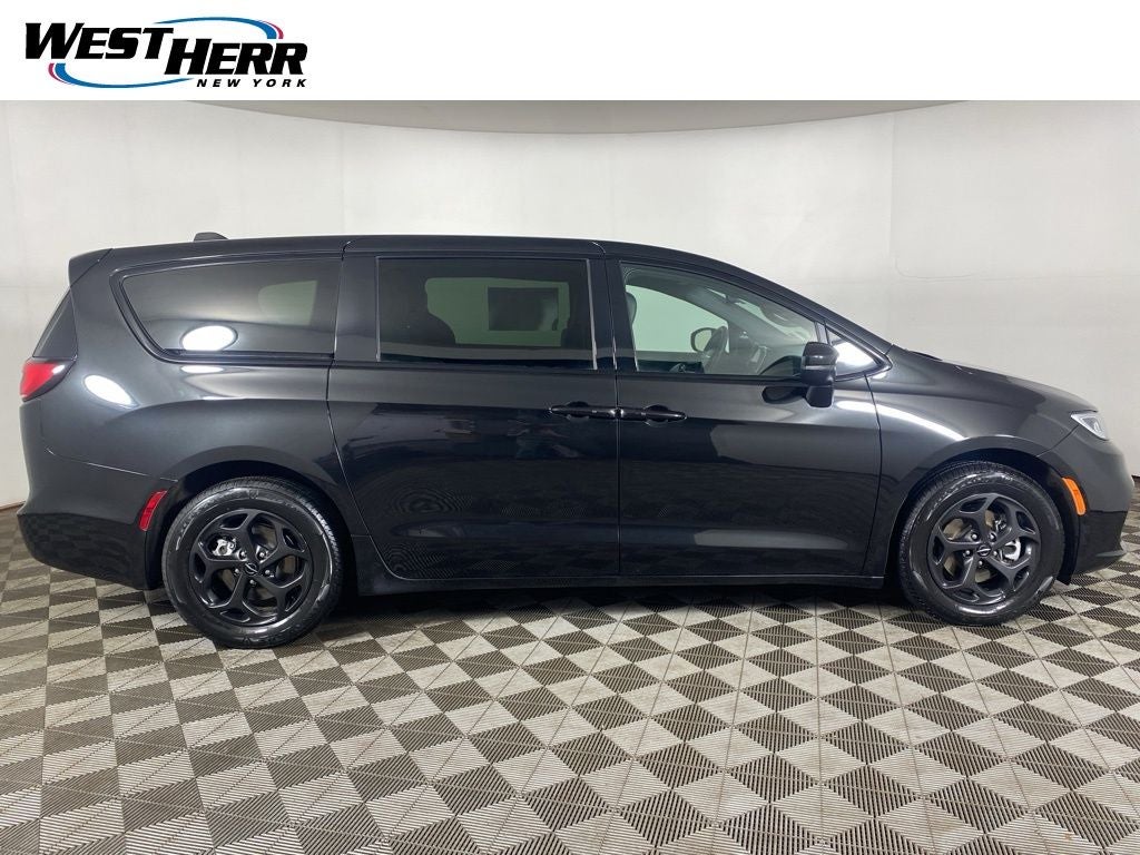 2023 Chrysler Pacifica Hybrid Touring L