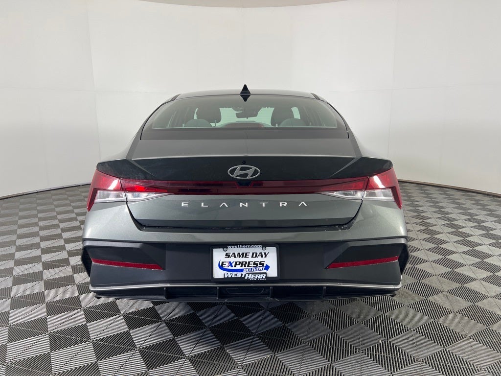 2025 Hyundai Elantra SE