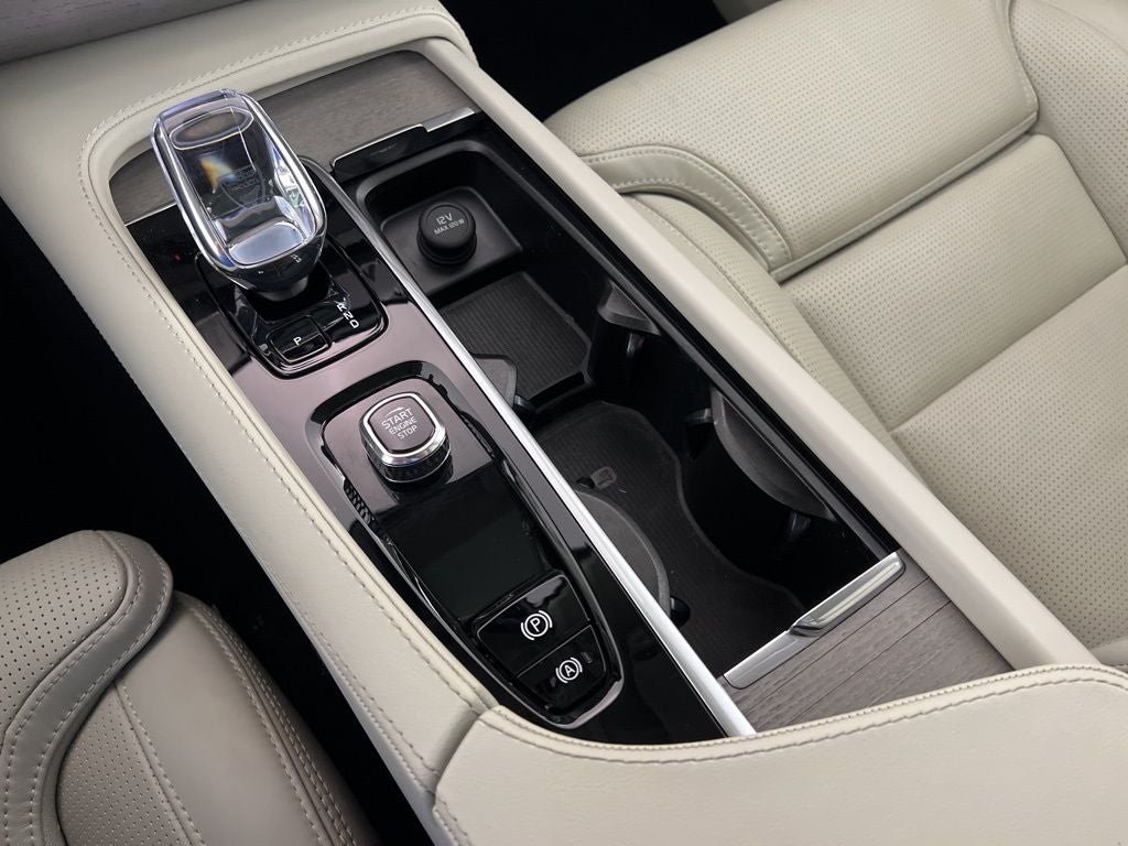 2025 Volvo XC90 B6 Ultra