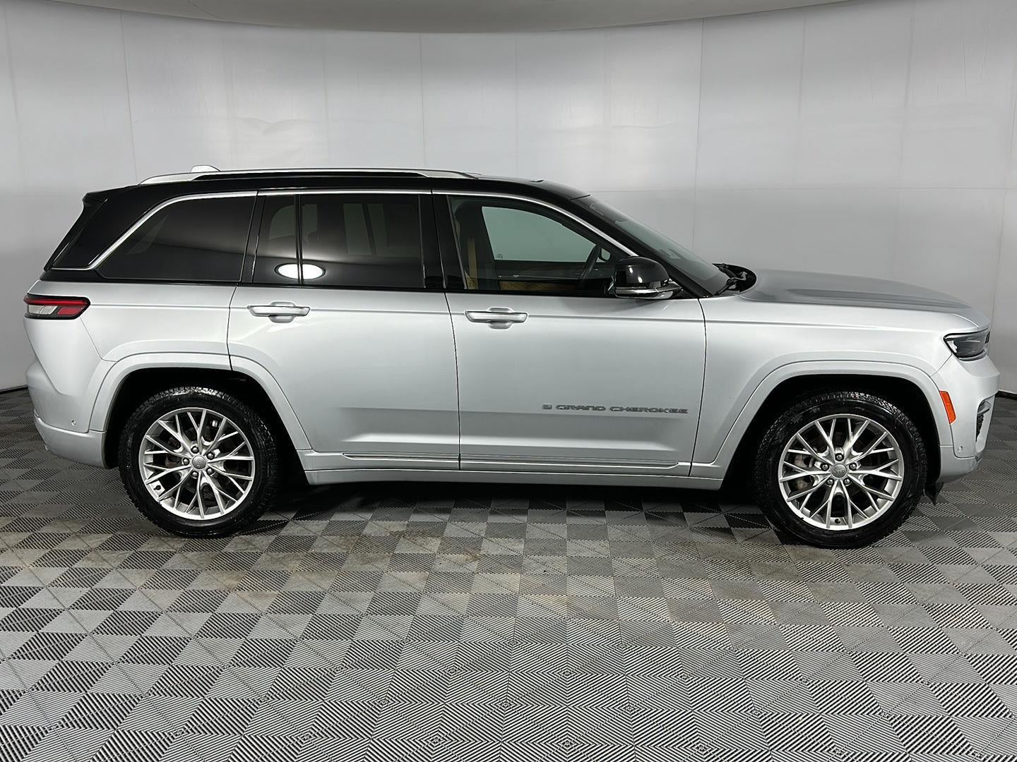 2023 Jeep Grand Cherokee SUMMIT