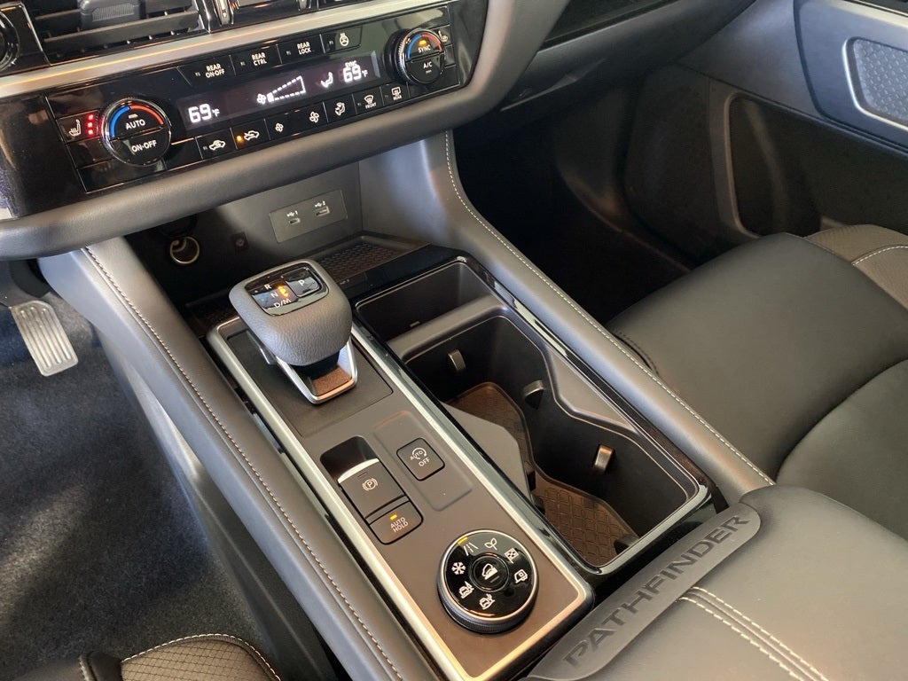 2025 Nissan Pathfinder SL