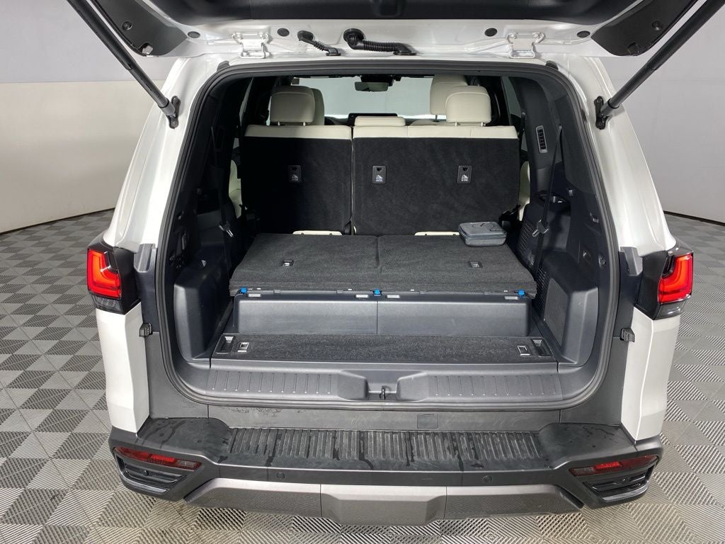 2025 Lexus LX 700h Luxury