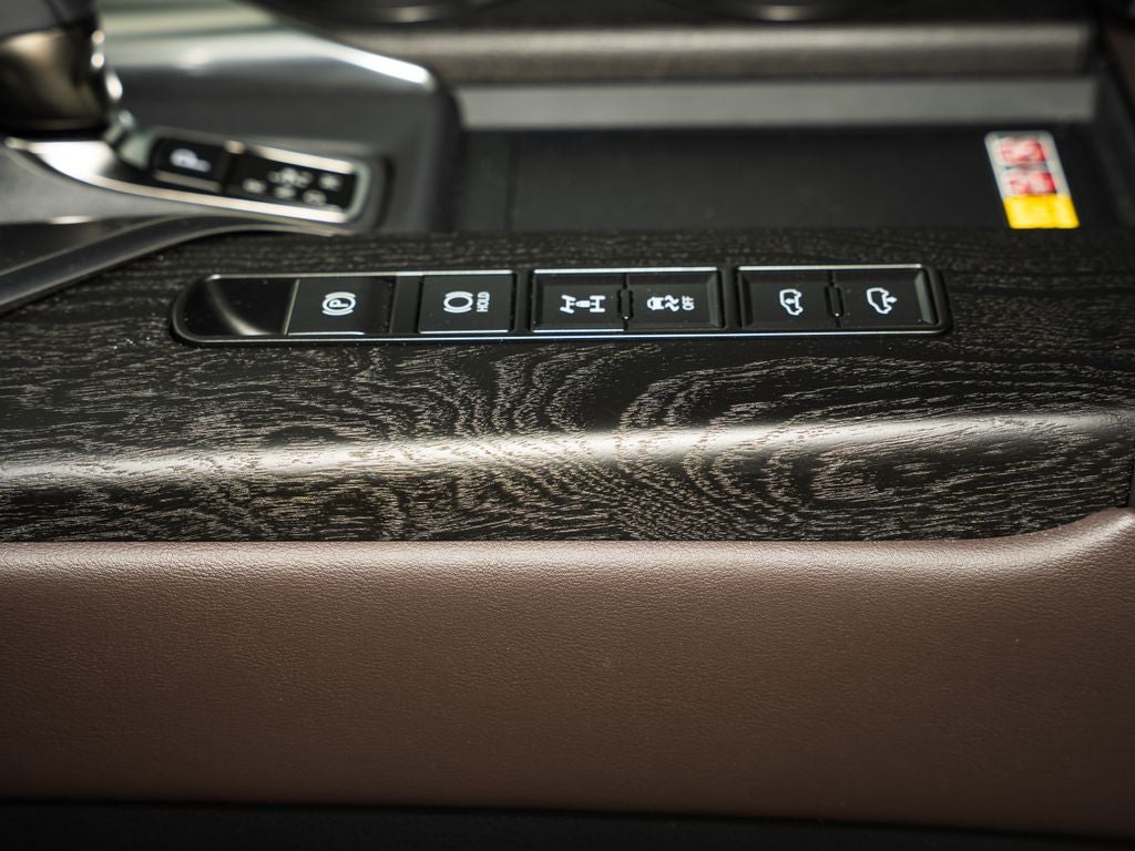 2025 Lexus LX 700h Luxury