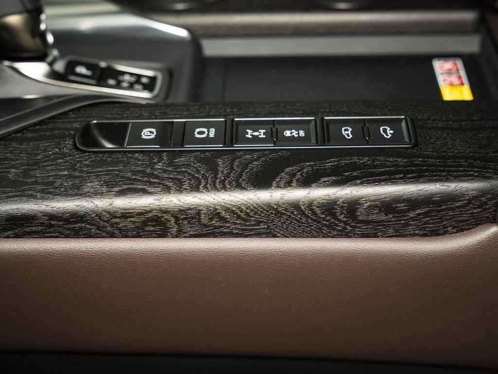2025 Lexus LX 700h Luxury