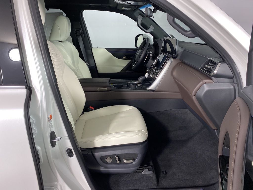 2025 Lexus LX 700h Luxury