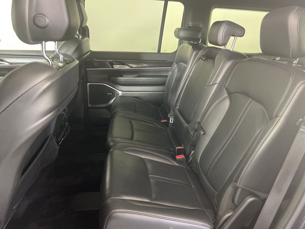 2023 Jeep Wagoneer Base