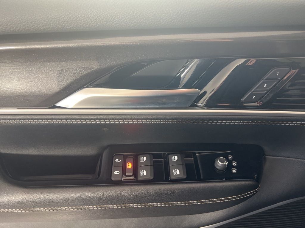 2023 Jeep Wagoneer Base