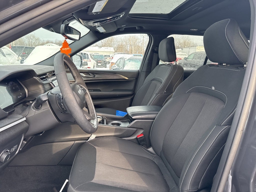 2025 Jeep Grand Cherokee Base