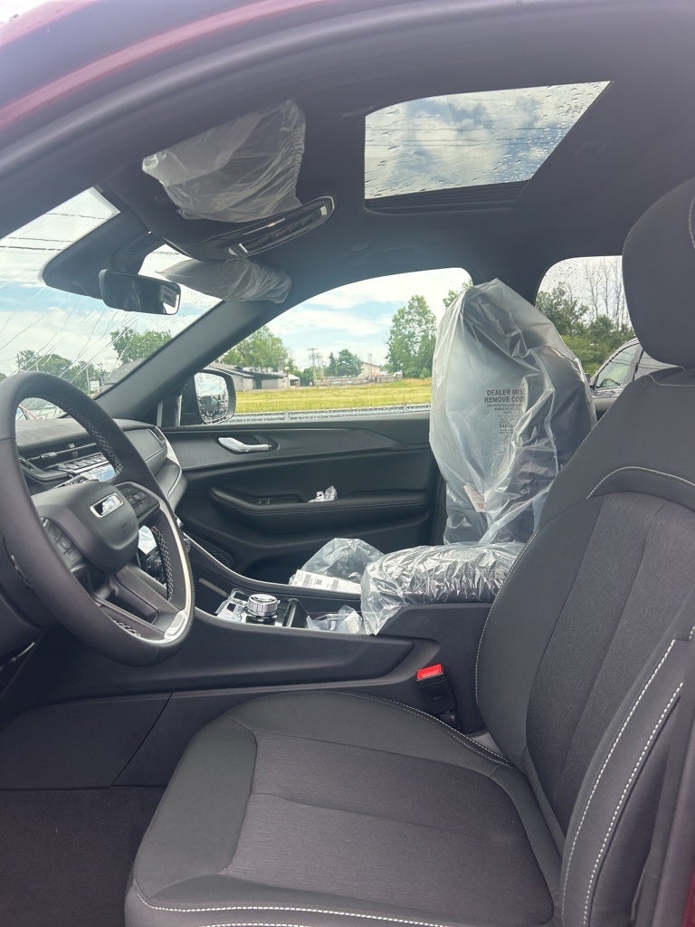 2025 Jeep Grand Cherokee Base