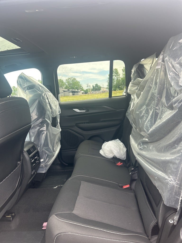 2025 Jeep Grand Cherokee Base