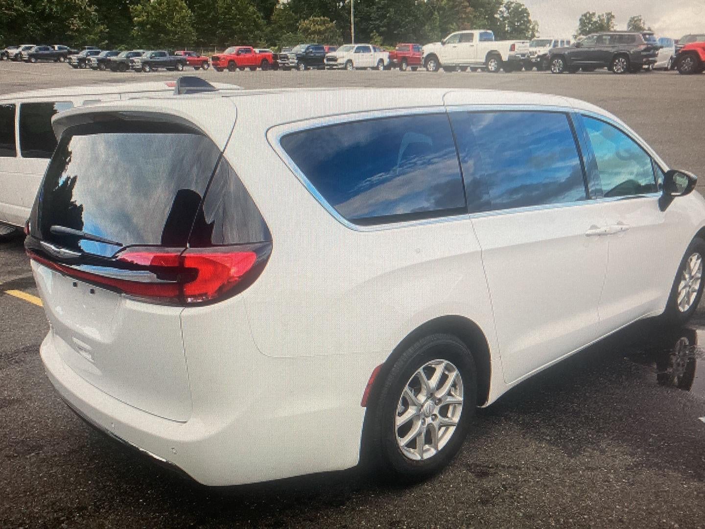 2025 Chrysler Pacifica Select