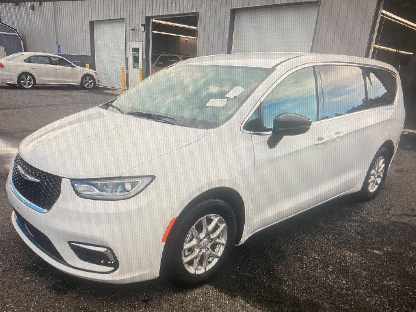 2025 Chrysler Pacifica Select