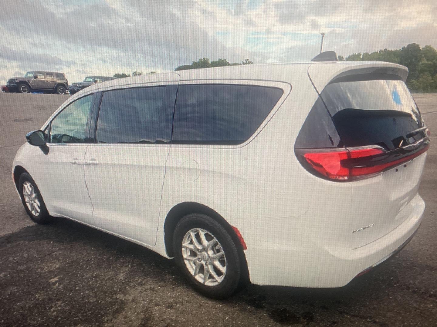 2025 Chrysler Pacifica Select