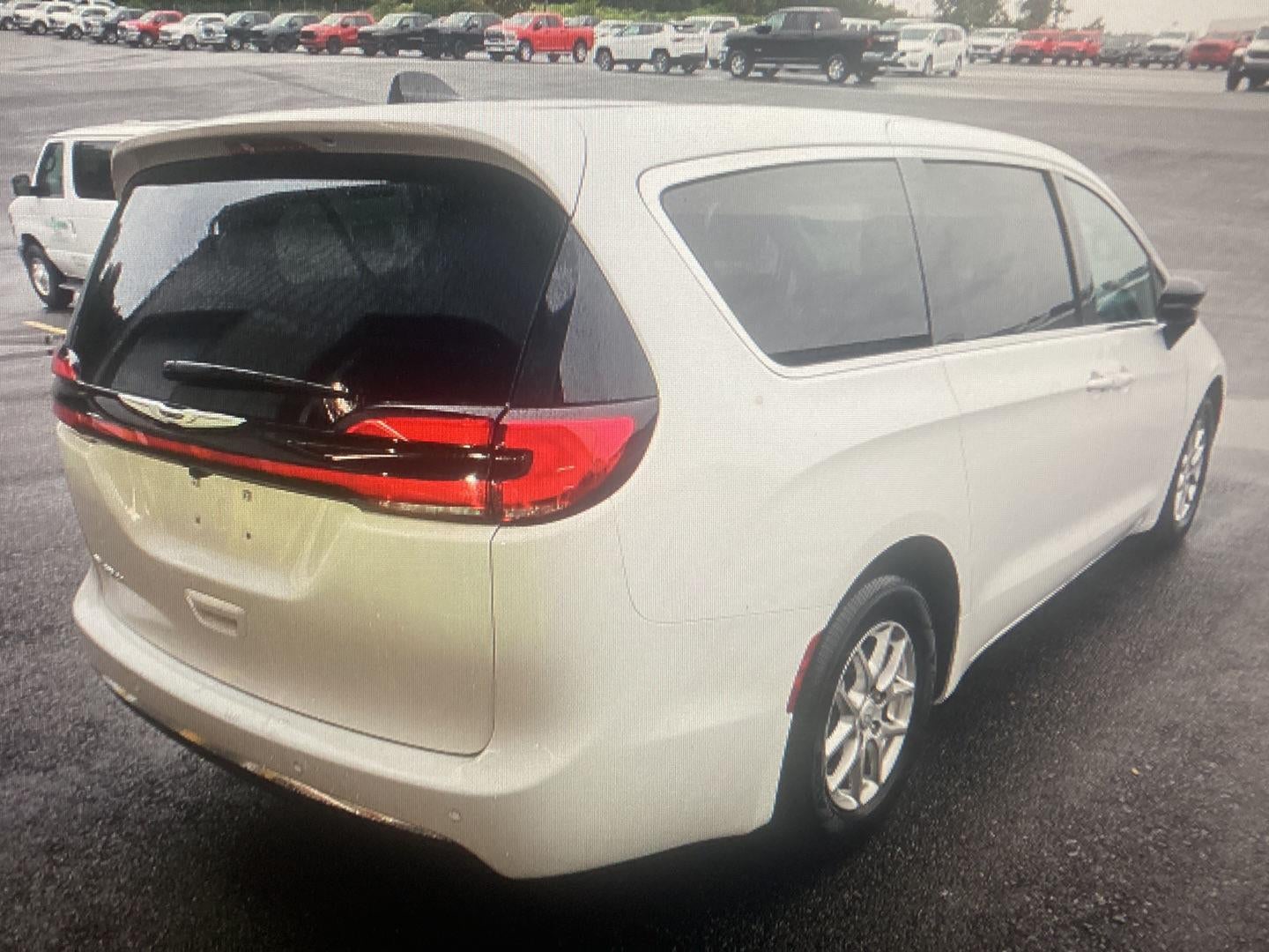2026 Chrysler Pacifica Select