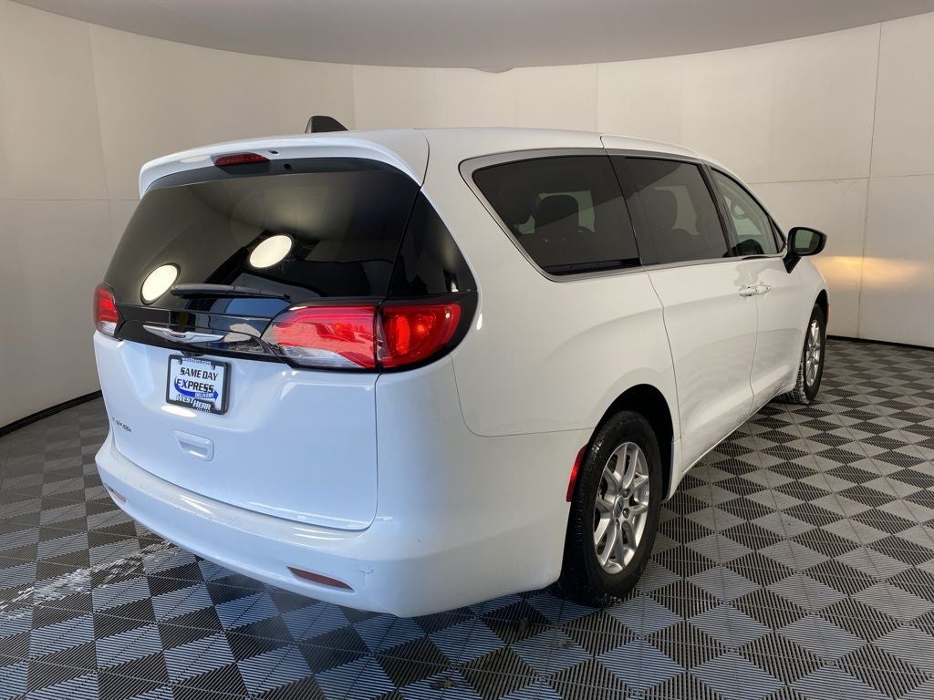 2024 Chrysler Voyager LX