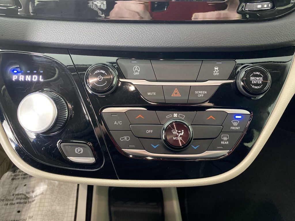 2024 Chrysler Voyager LX