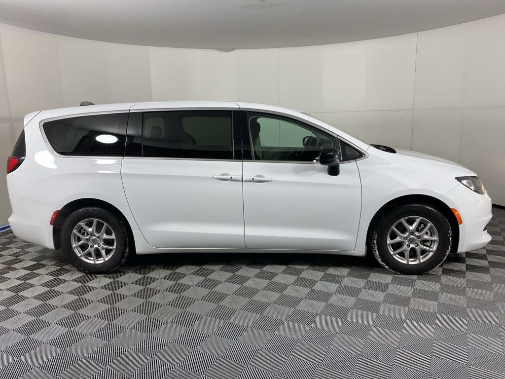 2024 Chrysler Voyager LX