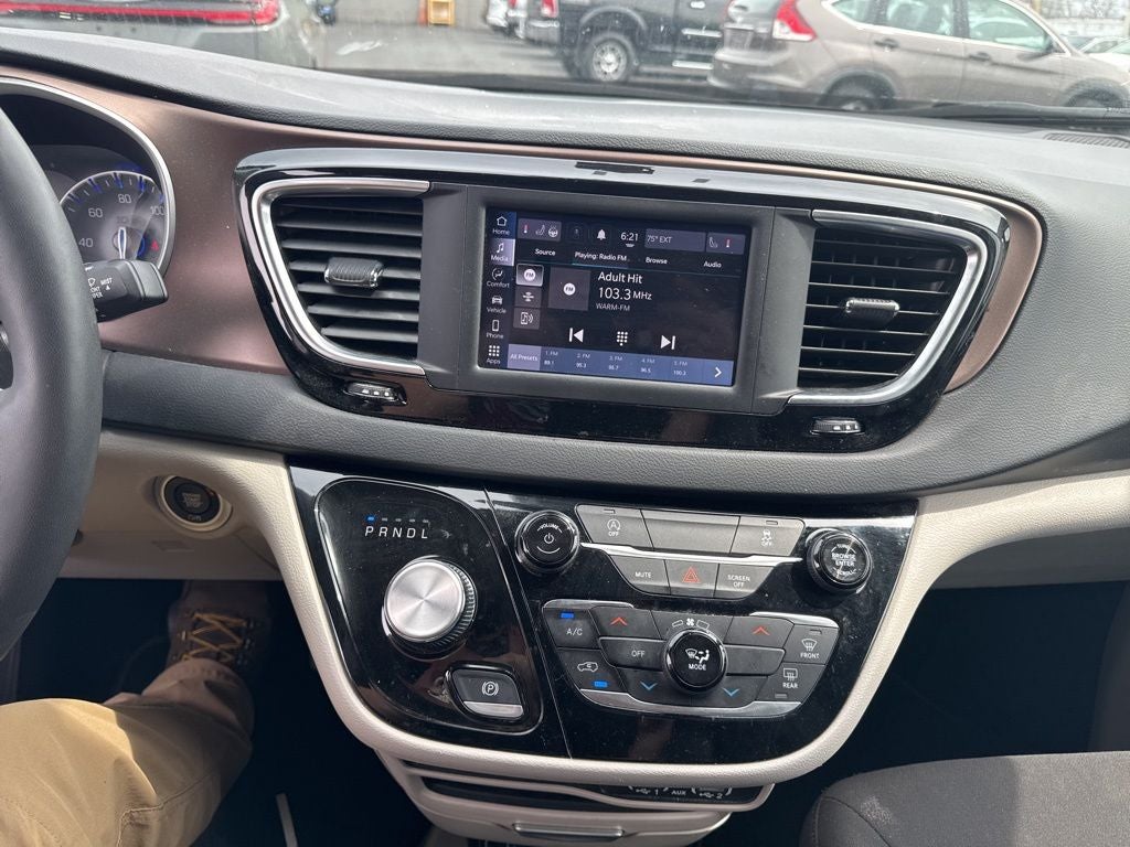 2023 Chrysler Voyager LX