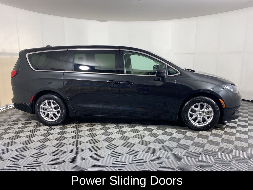 2023 Chrysler Voyager LX