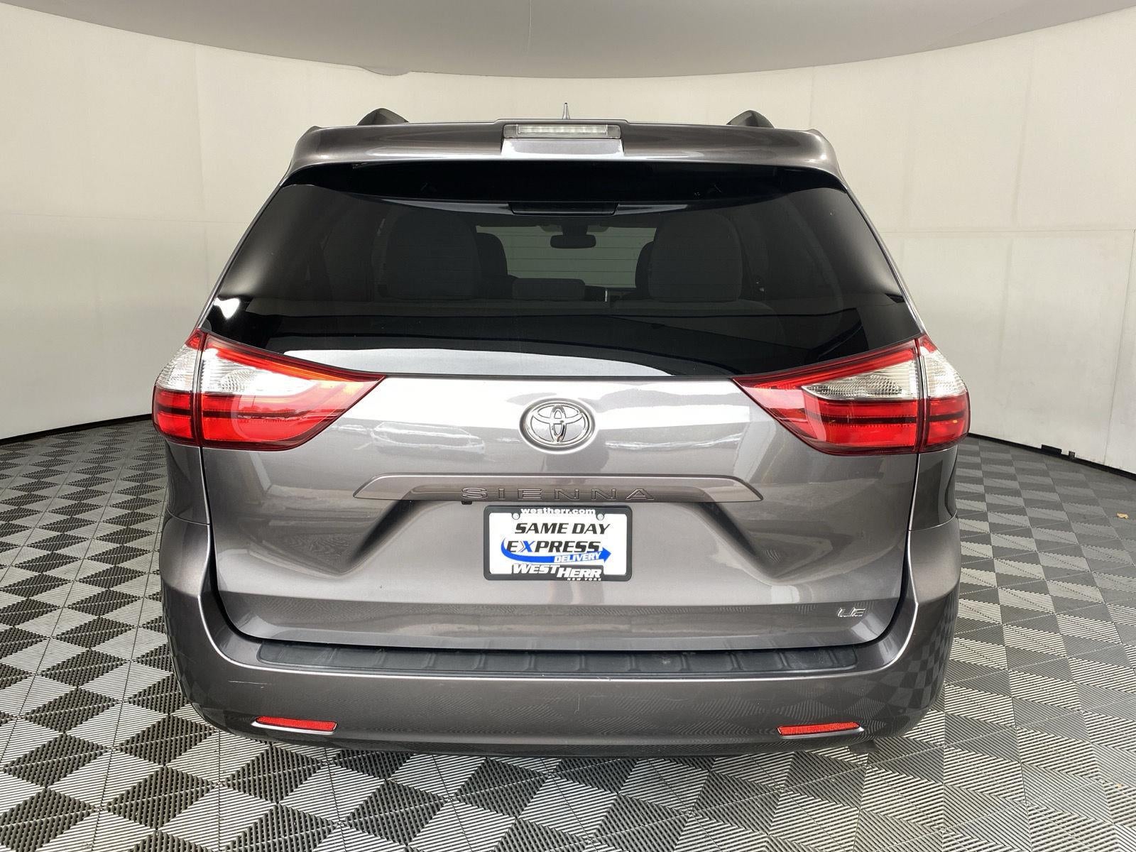 2018 Toyota Sienna LE