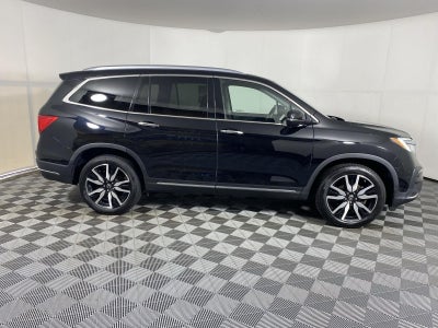 2022 Honda Pilot Touring w/Rear Captain's Chairs