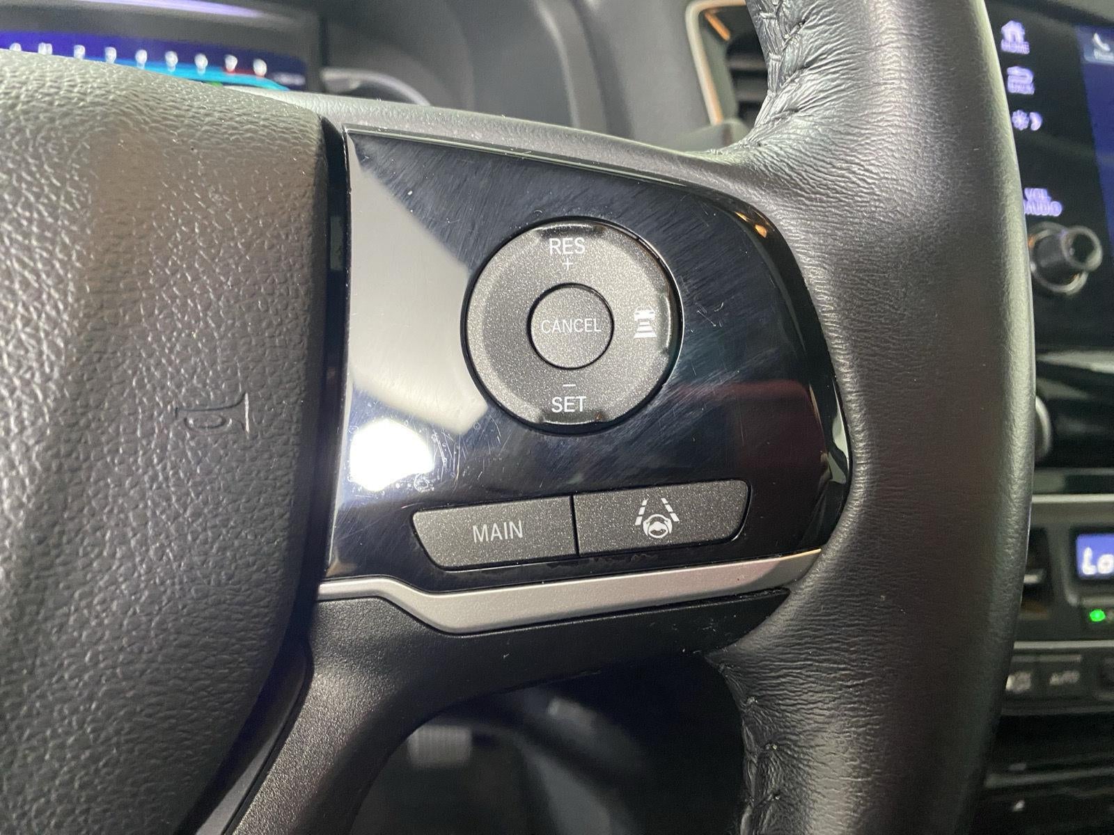 2022 Honda Pilot Touring w/Rear Captain's Chairs