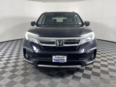 2022 Honda Pilot Touring w/Rear Captain's Chairs