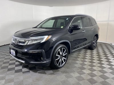 2022 Honda Pilot Touring w/Rear Captain's Chairs