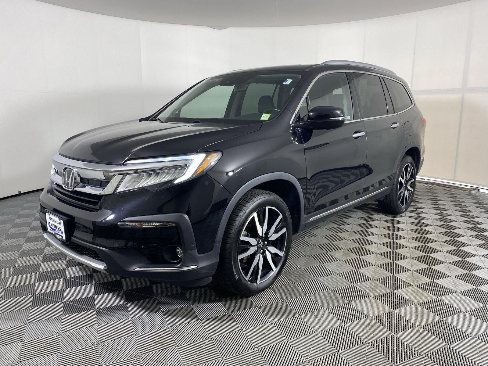 2022 Honda Pilot Touring w/Rear Captain's Chairs