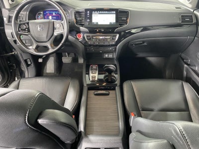2022 Honda Pilot Touring w/Rear Captain's Chairs