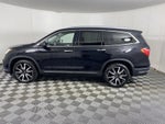 2022 Honda Pilot Touring w/Rear Captain's Chairs