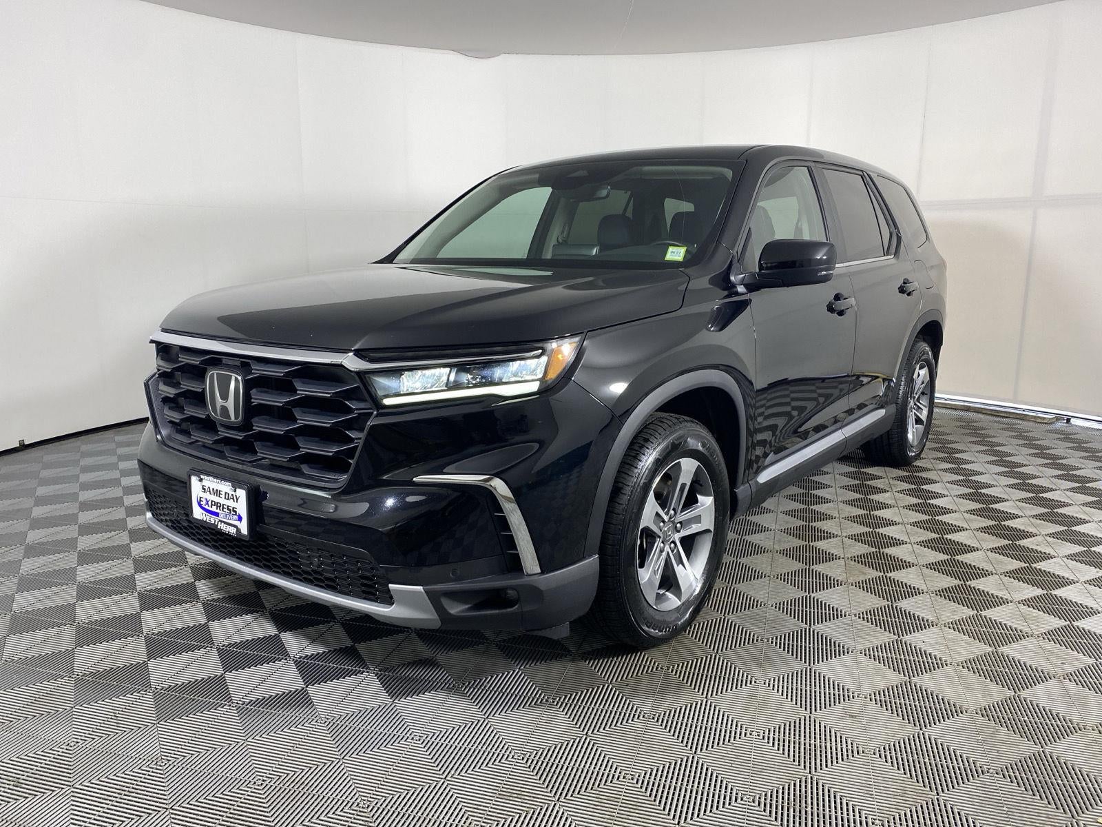 2023 Honda Pilot EX-L w/Rear Captain's Chairs