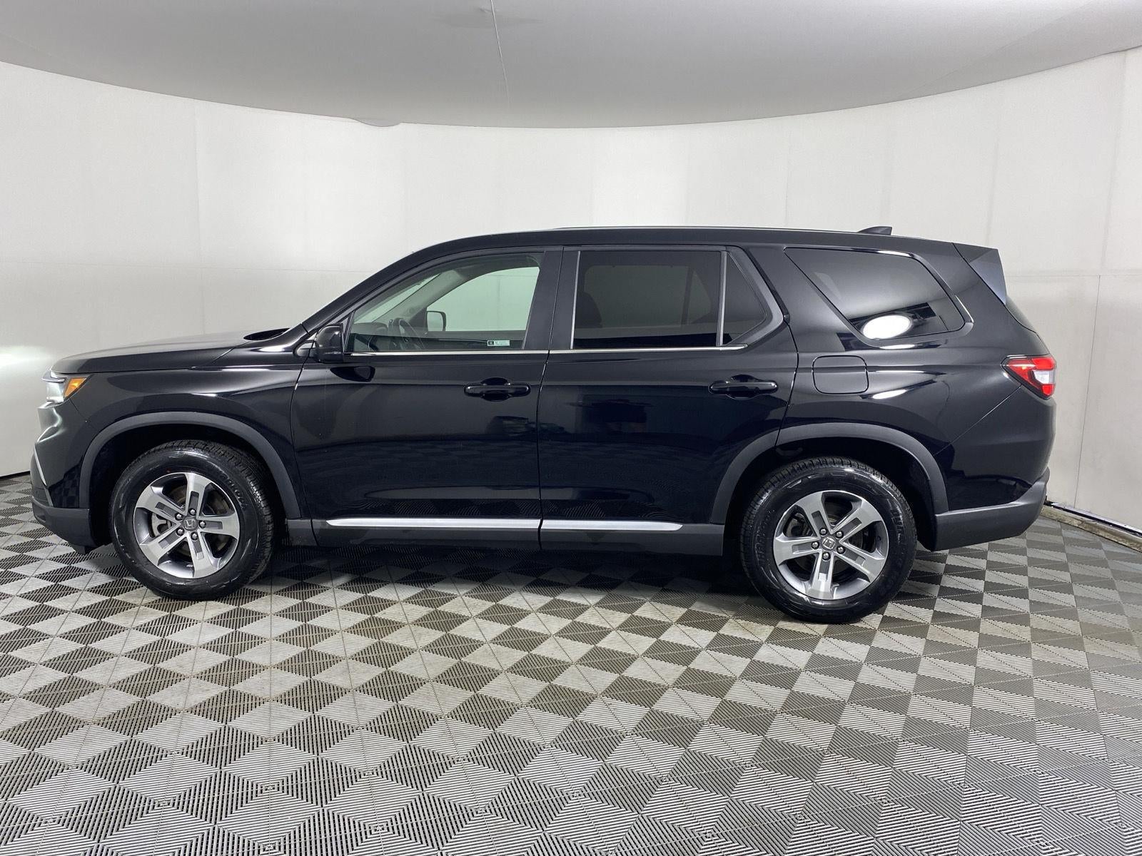 2023 Honda Pilot EX-L w/Rear Captain's Chairs