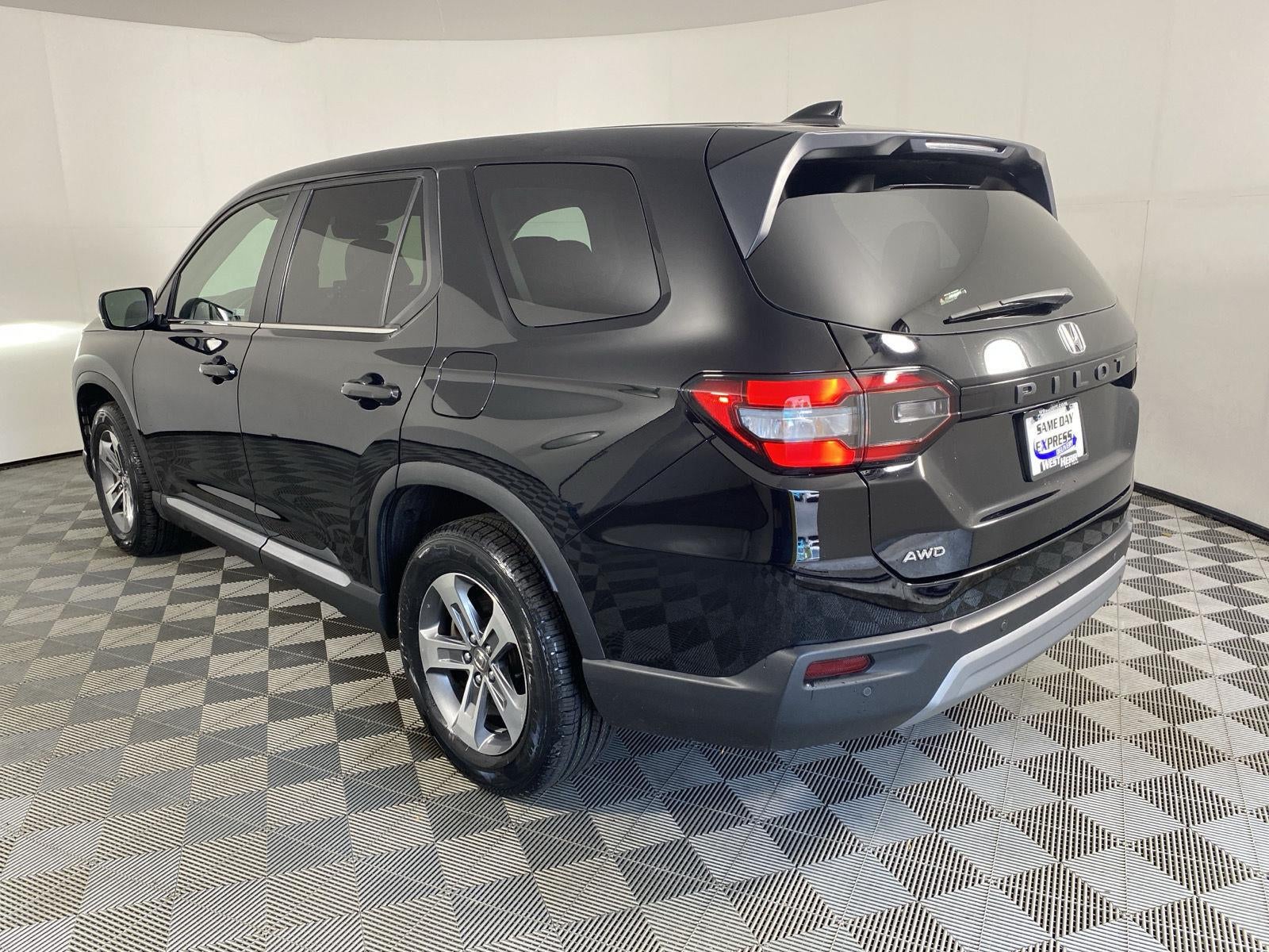 2023 Honda Pilot EX-L w/Rear Captain's Chairs
